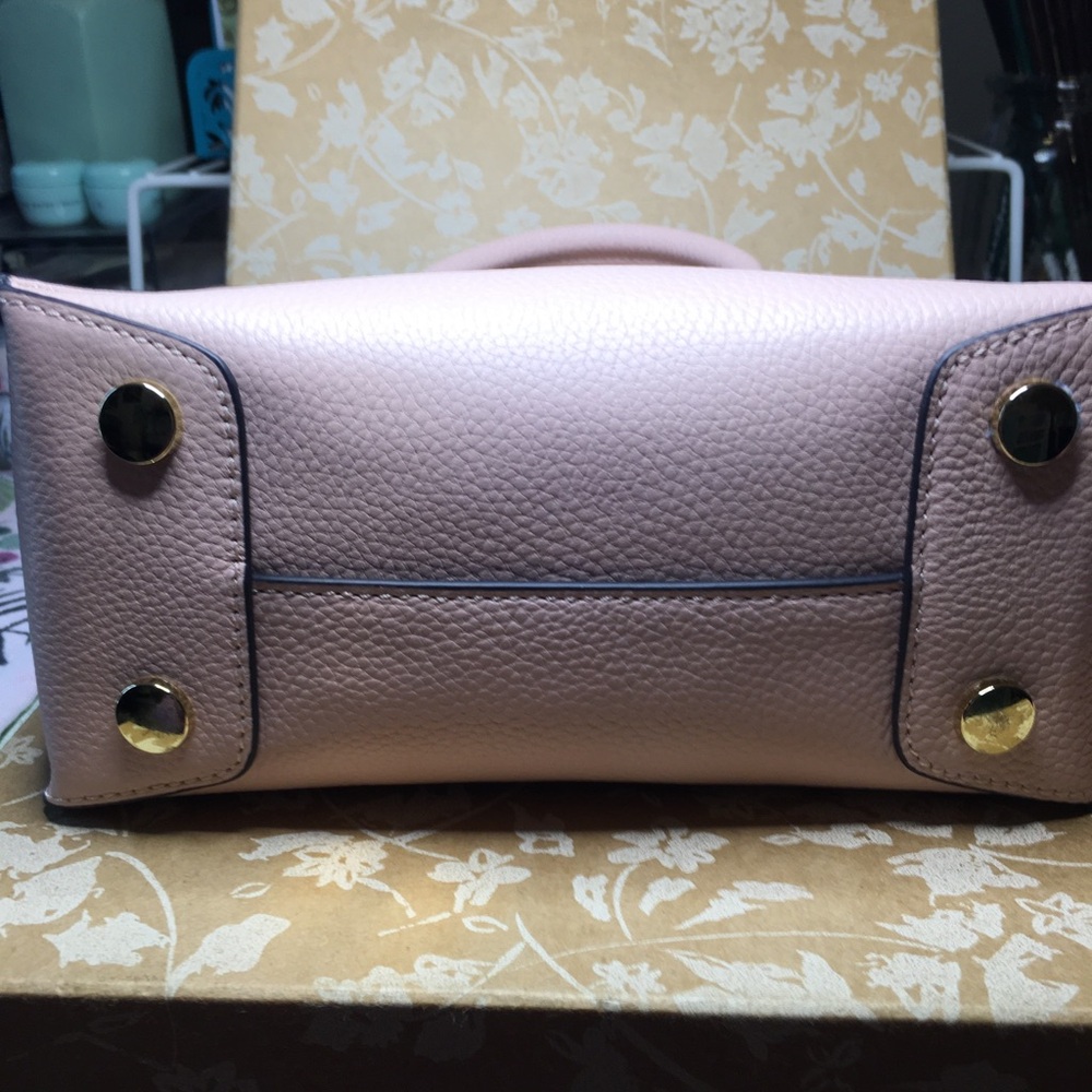 Elegant Pink Leather Handbag with Crossbody Strap - Picture 10 of 13